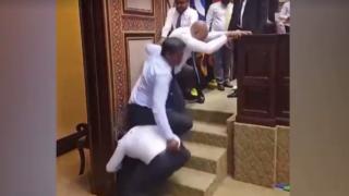 Maldivler'de kabine kavgası: Milletvekilleri arasında arbede çıktı