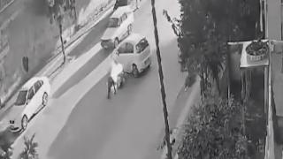 Kaza yapan motosiklet alev aldı: Motosiklet sürücüsü son anda kurtarıldı