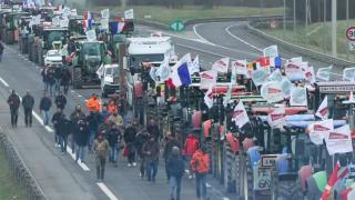 Fransa'da protestocu çiftçilerden Paris'e traktör ablukası