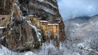 Sümela Manastırı ve çevresi beyaza büründü