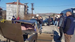 Hatalı dönüş yapan otomobille ana yoldaki araç çarpıştı