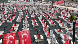 Hatay’da deprem mezarlığı bayraklarla donatıldı