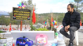 Depremde ailesini kaybeden baba ailesinin mezarına 1 yıldır hediyeler götürüyor