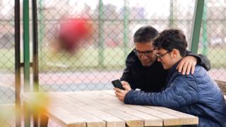 Enkaz altındaki oğlu yerine daha zor durumdaki öğrencileri kurtardı