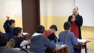 Zeynep öğretmen öğrencileriyle hayata tutundu