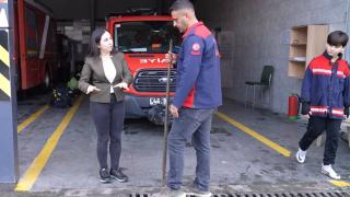 Kahraman itfaiyeci manivela demiriyle enkazlara koştu