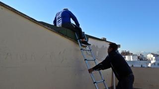 2 metrelik çatıda mahsur kalan adam: Yukarıdan daha yüksek görünüyor