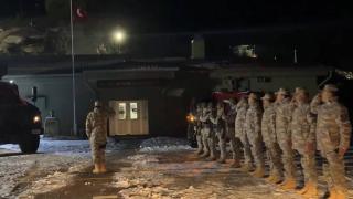 Mehmetçik'ten depremlerde hayatını kaybedenler için saygı duruşu