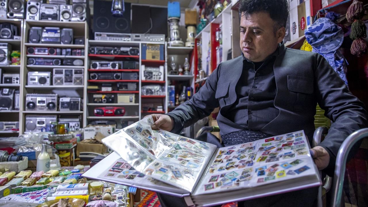 Koleksiyonunda eski kitaplar, belgeler, televizyon, radyo ve oyuncaklar da var