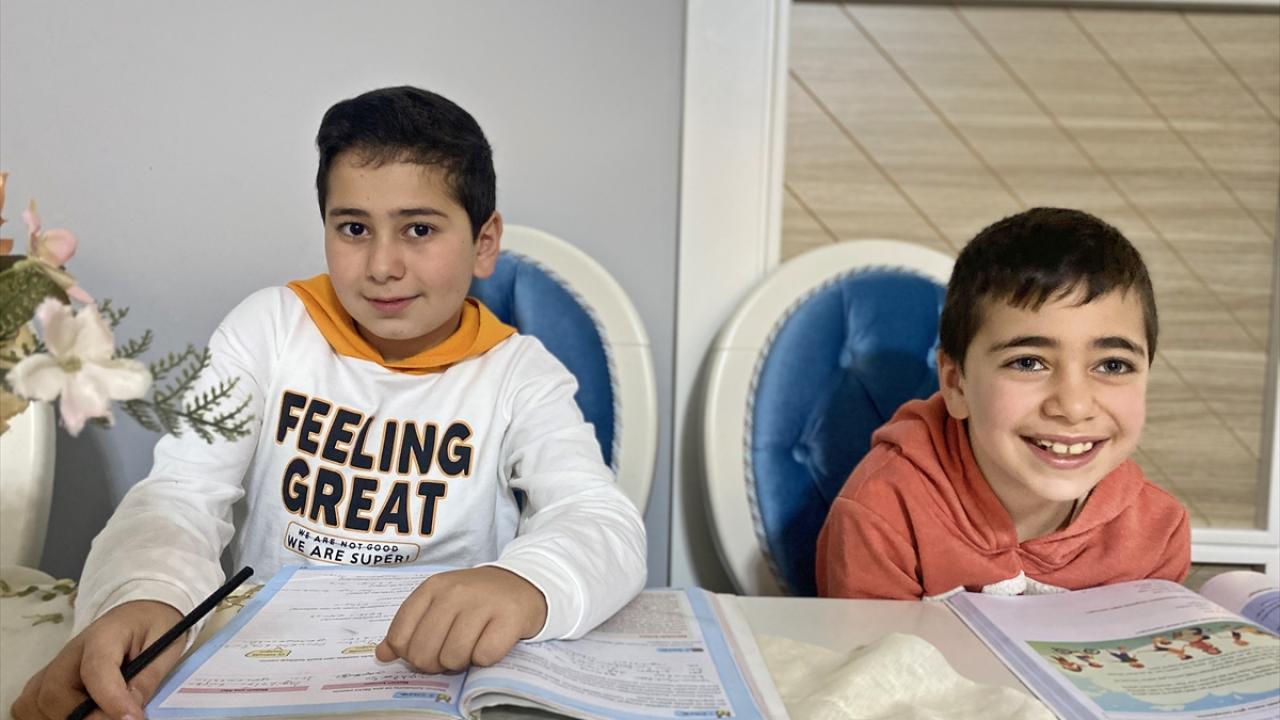 Enkazdan 33. saatte kurtarılan Aras ve Ayaz kardeşler, ailesiyle Mersin'de hayata tutundu