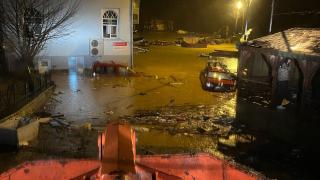 Borçka'da sağanak: Dere taştı, araçlar su altında kaldı