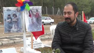 Emre Bozkurt, depremde yitirdiği ailesinin mezarını her gün ziyaret ediyor