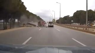 Antalya'da yoldan çıkan araç bariyerlere çarptı