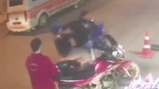 Yanlışlıkla gaza bastı, arkadaşı motosikletten düştü