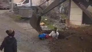 Oyuncak kamyonunu inşaata götüren çocuk kepçeden kum istedi