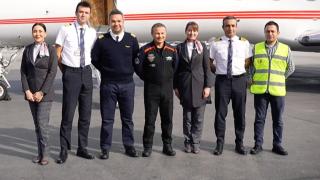 ATA uçağının kabin ekibine astronot jesti