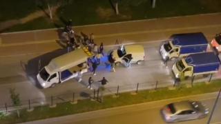 Kasası açık kamyonetle yolu kapatıp asker eğlencesi düzenlediler