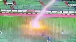 Endonezya’da sahaya yıldırım düştü, futbolcu hayatını kaybetti
