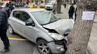 Kontrolünü kaybeden otomobil sürücüsü 5 araca çarptı