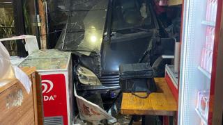 Üsküdar'da araç kafeye daldı