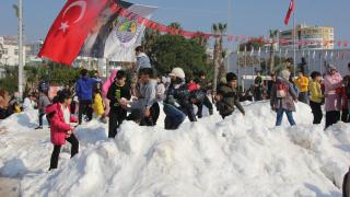 Mersin sahiline kamyonlarla kar getirildi