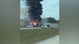 Otomobile çarpan uçaktan kurtuldular