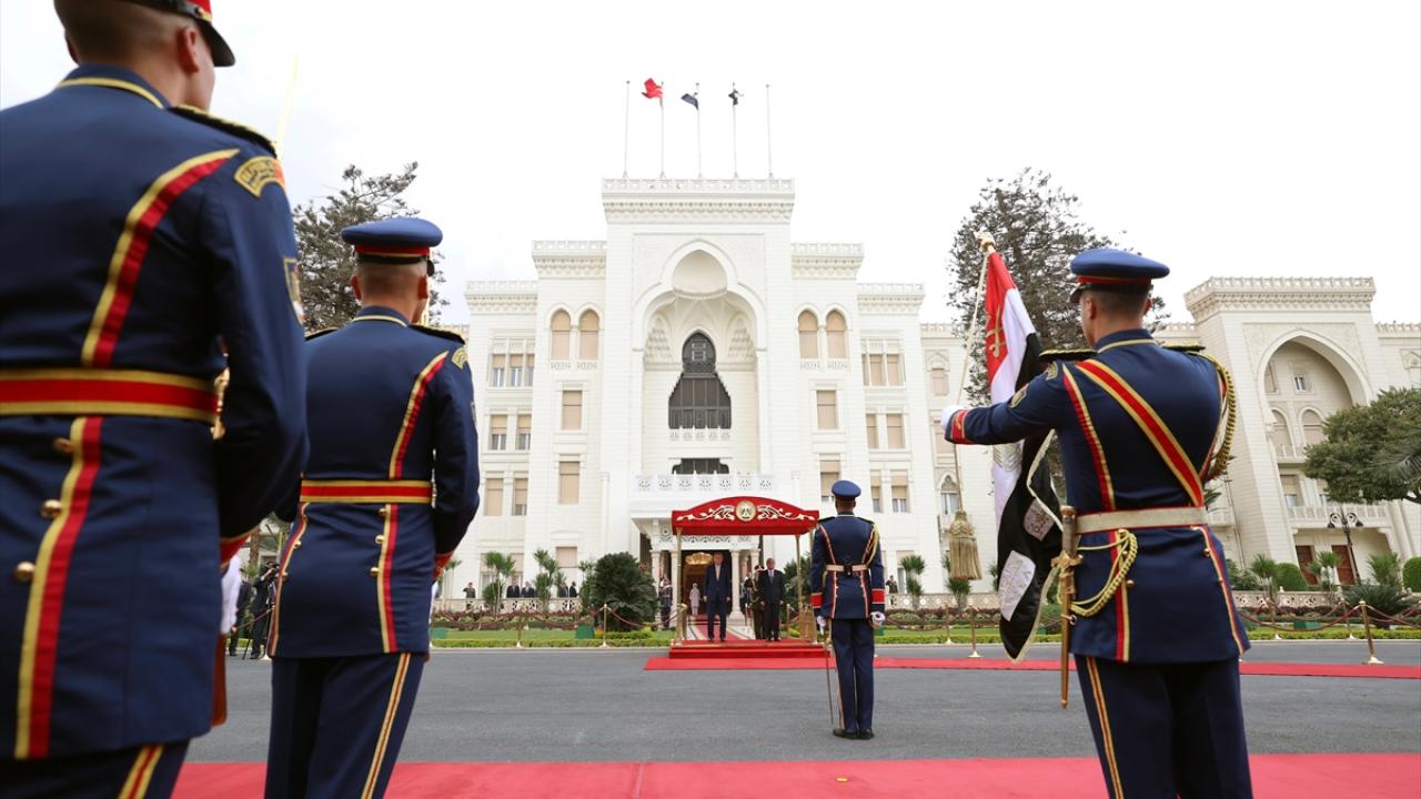 Cumhurbaşkanı Erdoğan Mısır`da resmi törenle karşılandı