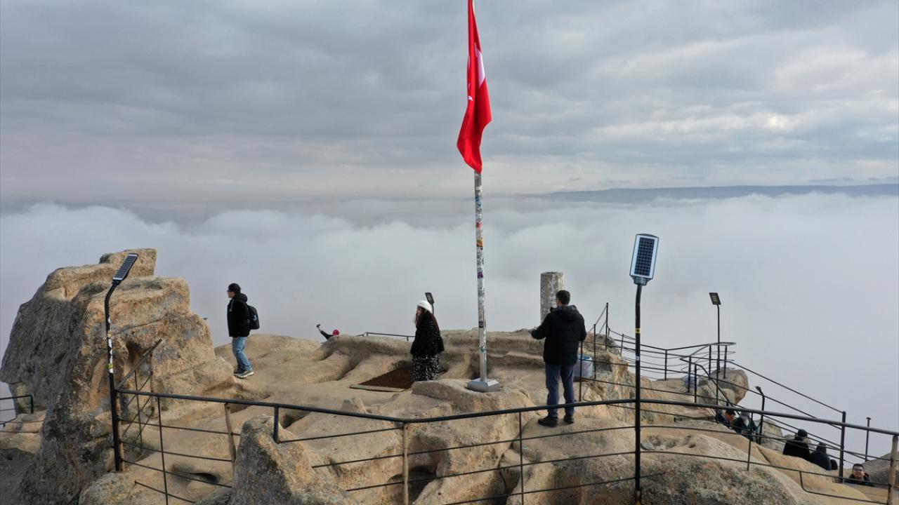 Turistler masalsı görünümde fotoğraf çekiyor