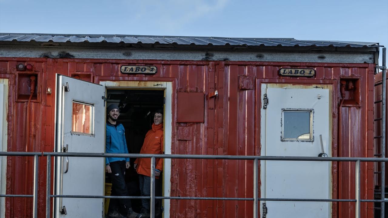 "Antarktika`da 30 ülkeye ait 100`e yakın bilimsel araştırma üssü bulunuyor"