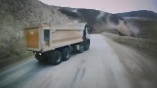 Hafriyat kamyonları toprak altında kalmaktan son anda kurtuldu