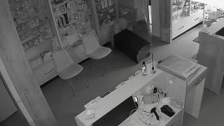 Çalmaya çalıştığı kasanın altında kaldı