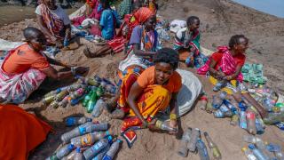 Kenyalılar doğaya atılan şişeleri değerlendirerek turistlerin konaklaması için kabin yaptı