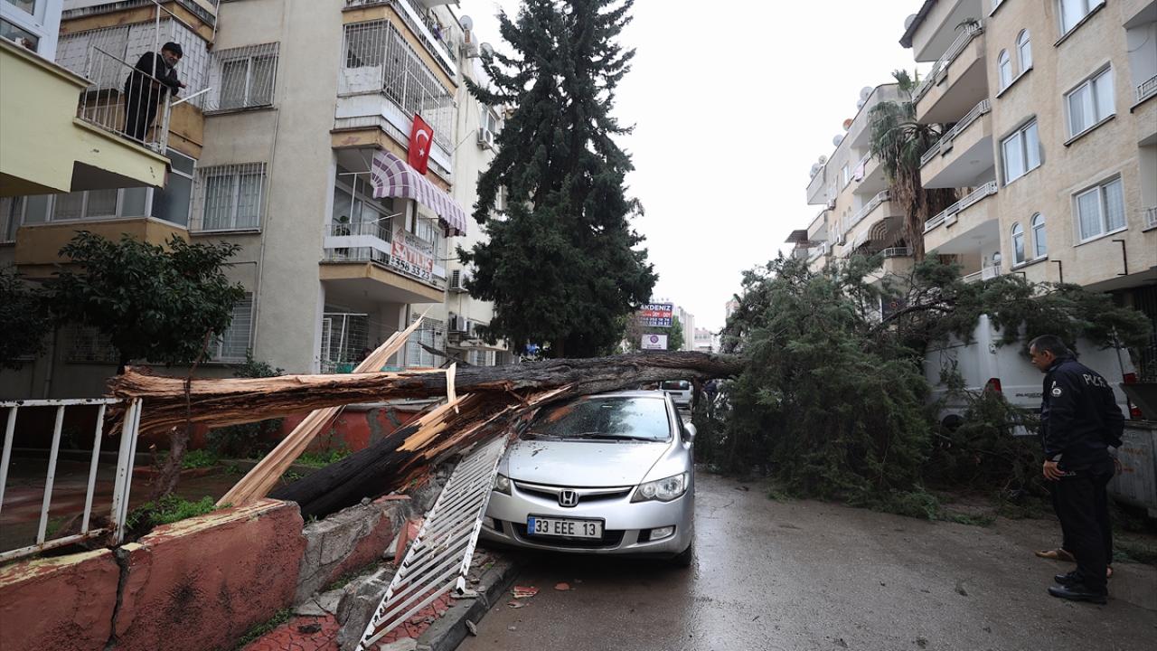 Mersin'de sağanak ve dolu etkili oldu
