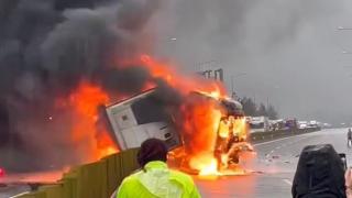 Otoyolda tır alev alev yandı: Yakınındaki yolcular tahliye edildi