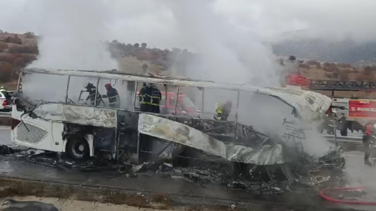 Çorum'da yolcu otobüsü kamyona çarpıp alev aldı: 2 ölü, 5 yaralı