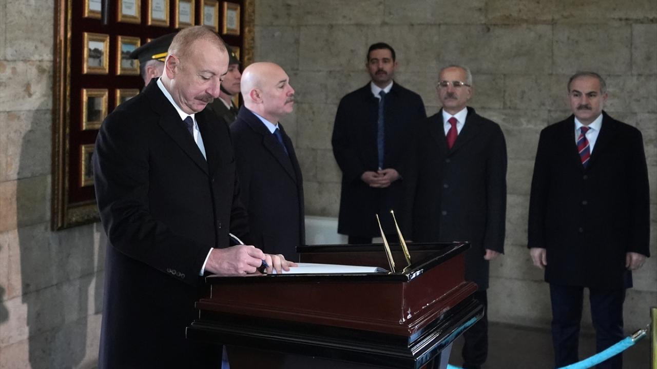 Aliyev, deftere şunları yazdı: