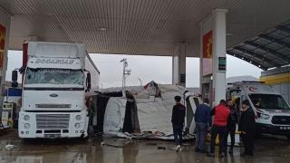 Devrilen minibüsün benzinliğe sürüklendiği anlar kamerada