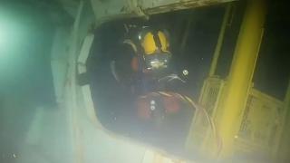 Dalgıçların kayıp denizcileri aradığı görüntüler kamerada