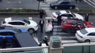 İstanbul'da yolu kapatıp halay çektiler