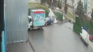 Kontrolden çıkan otomobil güvenlik kulübesine daldı