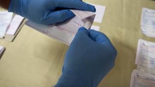 Postacı kılığında boş senet imzalattı