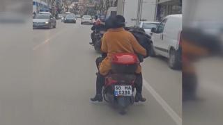 2 motosiklette 8 kişi yolculuk yapanlar trafiği tehlikeye attı