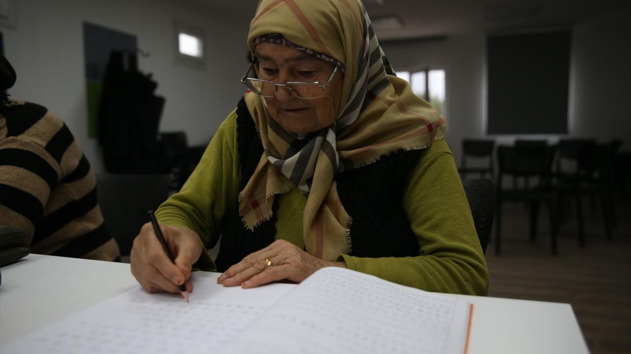 Depremzede 65 yaş üstü kadınlar okuma yazma hayallerini gerçekleştiriyor