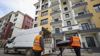 Konteynerde yaşayan depremzede aile TOKİ konutlarına yerleşmenin mutluluğunu yaşıyor