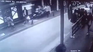 İzmir’de motosiklet kaldırımda yürüyenlerin arasına daldı