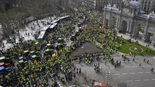 İspanyol çiftçiler, Madrid'de traktörleriyle yolları kapattı