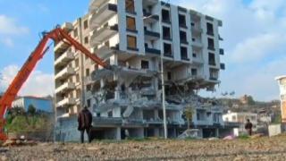 Hatay'da 7 katlı bina tek dokunuşla yıkıldı