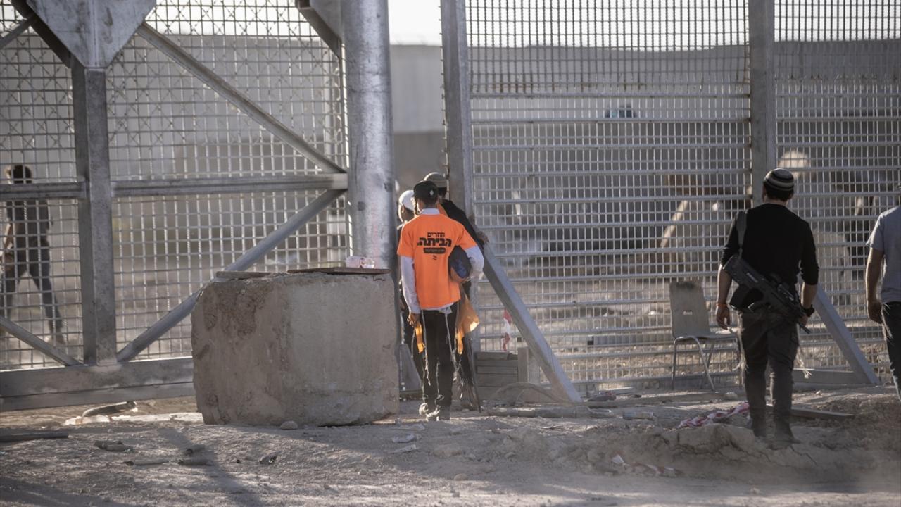 İsrailli işgalciler, İsrail askerlerinin gözü önünde Gazze Şeridi`ne girdi