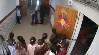 Boğazına madeni para kaçan öğrenciyi öğretmen kurtardı