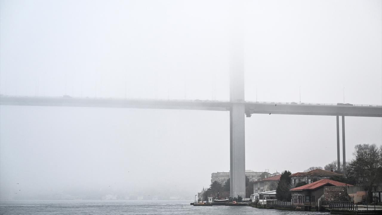 İstanbul'da sis etkili oldu: Gemi trafiği askıya alındı